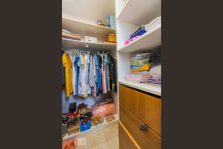 Casa à venda com 246m², 5 quartos e 4 vagas Casa à venda com 246m², 5 quartos e 4 vagasCloset da Suíte