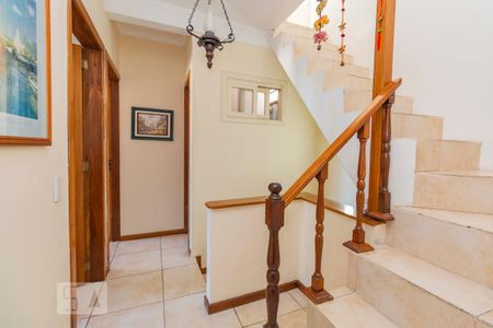 Casa à venda com 246m², 5 quartos e 4 vagas Casa à venda com 246m², 5 quartos e 4 vagasCorredor