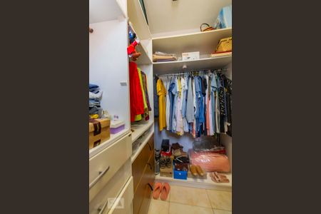 Casa à venda com 246m², 5 quartos e 4 vagas Casa à venda com 246m², 5 quartos e 4 vagasCloset da Suíte