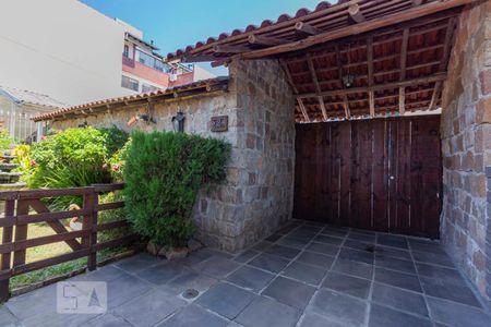 Casa à venda com 246m², 5 quartos e 4 vagas Casa à venda com 246m², 5 quartos e 4 vagasGaragem