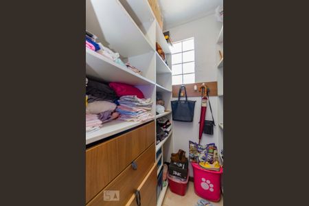 Casa à venda com 246m², 5 quartos e 4 vagas Casa à venda com 246m², 5 quartos e 4 vagasCloset da Suíte