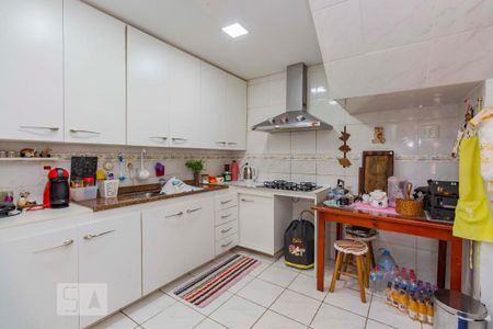 Casa à venda com 246m², 5 quartos e 4 vagas Casa à venda com 246m², 5 quartos e 4 vagasCozinha