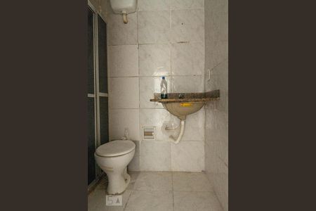 Banheiro de casa de condomínio para alugar com 1 quarto, 50m² em Venda da Cruz, Niterói