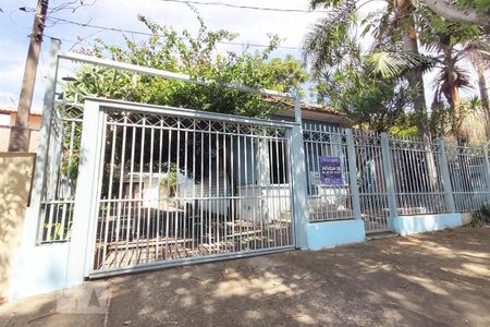 Casa à venda com 500m², 2 quartos e 2 vagas Casa à venda com 500m², 2 quartos e 2 vagasFachada