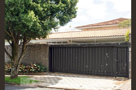 Casa para alugar com 340m², 5 quartos e 6 vagasFachada