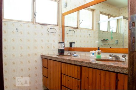 Casa para alugar com 340m², 5 quartos e 6 vagasBanheiro da Suíte 2