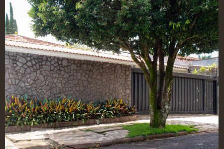 Casa para alugar com 340m², 5 quartos e 6 vagasFachada