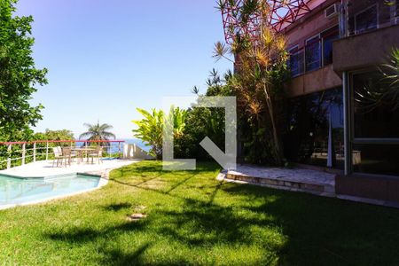 Casa de condomínio à venda com 1360m², 5 quartos e 5 vagas Casa de condomínio à venda com 1360m², 5 quartos e 5 vagasÁrea Externa