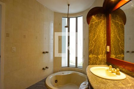 Casa de condomínio à venda com 1360m², 5 quartos e 5 vagas Casa de condomínio à venda com 1360m², 5 quartos e 5 vagasBanheiro Suíte 1