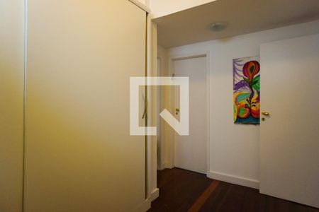 Casa de condomínio à venda com 1360m², 5 quartos e 5 vagas Casa de condomínio à venda com 1360m², 5 quartos e 5 vagasCloset da Suíte 1