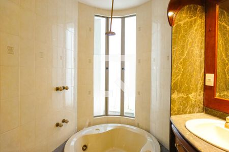 Casa de condomínio à venda com 1360m², 5 quartos e 5 vagas Casa de condomínio à venda com 1360m², 5 quartos e 5 vagasBanheiro Suíte 1