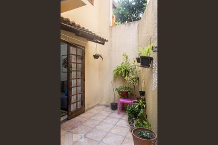 Casa de condomínio à venda com 95m², 3 quartos e 2 vagasQuintal