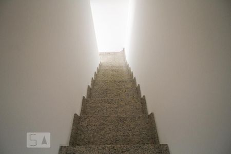 Casa para alugar com 89m², 2 quartos e 1 vagaescada acesso sala