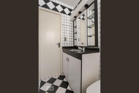 Banheiro de apartamento à venda com 2 quartos, 80m² em Passo D’areia, Porto Alegre