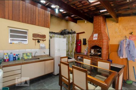 Casa à venda com 235m², 5 quartos e 2 vagas Casa à venda com 235m², 5 quartos e 2 vagasTerraço e Churrasqueira