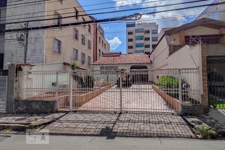 Casa para alugar com 300m², 7 quartos e 7 vagasFachada