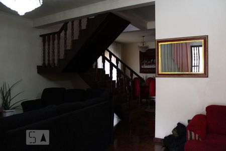 Escada de casa para alugar com 3 quartos, 207m² em Vila Virginia, Itaquaquecetuba