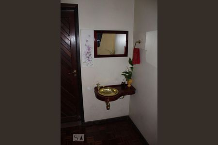 Lavabo de casa para alugar com 3 quartos, 207m² em Vila Virginia, Itaquaquecetuba