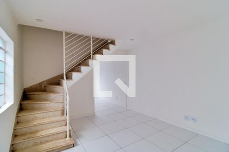 Escada de casa para alugar com 2 quartos, 145m² em Arraial Paulista, Taboão da Serra