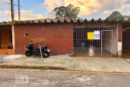 Casa à venda com 136m², 2 quartos e 2 vagas Casa à venda com 136m², 2 quartos e 2 vagasFachada