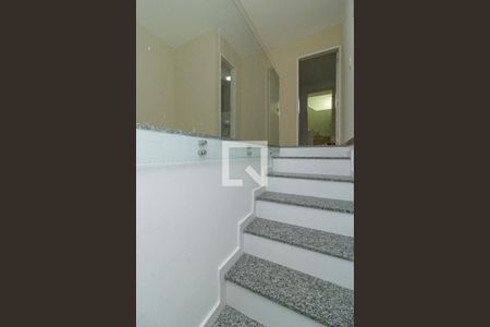 Casa à venda com 180m², 2 quartos e 1 vaga Casa à venda com 180m², 2 quartos e 1 vagaEscada Acesso Sala