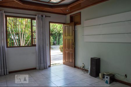 Casa de condomínio para alugar com 180m², 3 quartos e 3 vagas Casa de condomínio para alugar com 180m², 3 quartos e 3 vagasSala