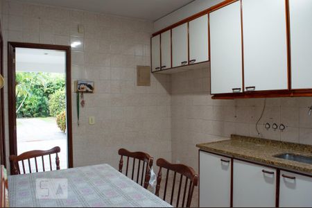 Casa de condomínio para alugar com 180m², 3 quartos e 3 vagas Casa de condomínio para alugar com 180m², 3 quartos e 3 vagasCozinha