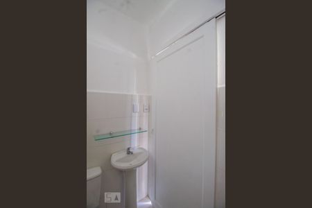 Banheiro de kitnet/studio para alugar com 1 quarto, 22m² em Cidade Baixa, Porto Alegre