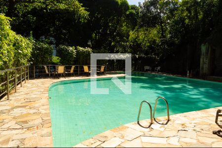 Apartamento à venda com 250m², 4 quartos e 2 vagas Apartamento à venda com 250m², 4 quartos e 2 vagasÁrea comum - Piscina