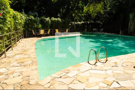 Apartamento à venda com 250m², 4 quartos e 2 vagas Apartamento à venda com 250m², 4 quartos e 2 vagasÁrea comum - Piscina