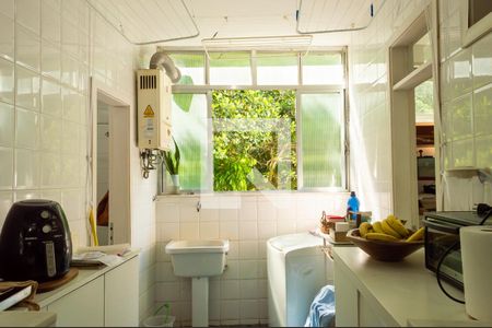 Apartamento à venda com 250m², 4 quartos e 2 vagas Apartamento à venda com 250m², 4 quartos e 2 vagasCozinha e Área de Serviço