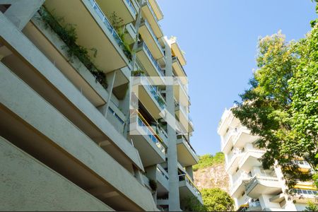 Apartamento à venda com 250m², 4 quartos e 2 vagas Apartamento à venda com 250m², 4 quartos e 2 vagasFachada