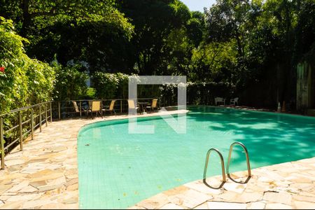 Apartamento à venda com 250m², 4 quartos e 2 vagas Apartamento à venda com 250m², 4 quartos e 2 vagasÁrea comum - Piscina