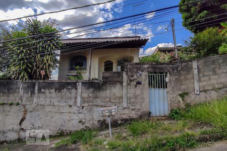 Casa à venda com 425m², 4 quartos e 3 vagasFachada