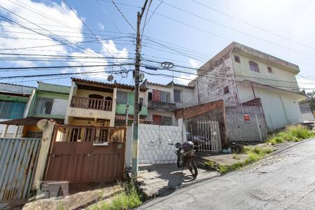Casa à venda com 75m², 2 quartos e 1 vaga Casa à venda com 75m², 2 quartos e 1 vagaFachada