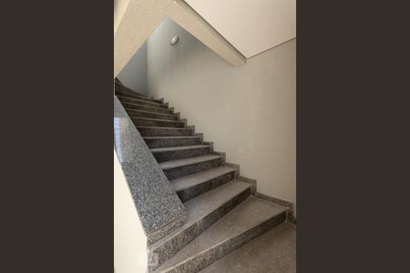 Casa de condomínio à venda com 93m², 3 quartos e 2 vagasEscada acesso garagem 