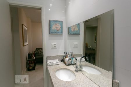 Banheiro de apartamento à venda com 2 quartos, 69m² em Carmo, Belo Horizonte