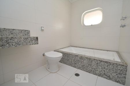 Casa à venda com 298m², 3 quartos e 4 vagasBanheiro da Suíte 1