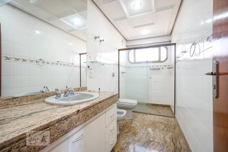 Casa de condomínio à venda com 520m², 4 quartos e 7 vagasBanheiro da suíte 02