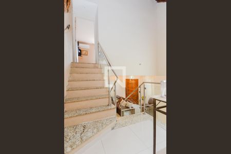 Casa à venda com 200m², 3 quartos e 3 vagas Casa à venda com 200m², 3 quartos e 3 vagasEscada Sala/Dormitórios