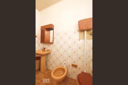 BANHEIRO de casa à venda com 2 quartos, 99m² em Vila Ipiranga, Porto Alegre