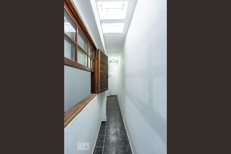 Corredor de casa para alugar com 2 quartos, 40m² em Jardim Itapemirim, São Paulo