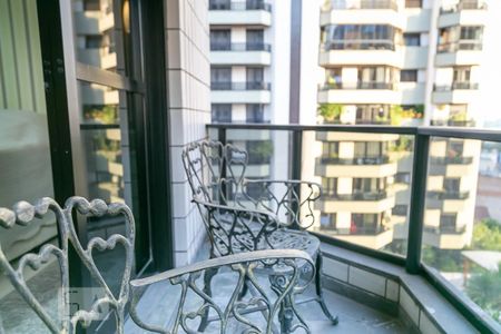 Apartamento à venda com 160m², 3 quartos e 3 vagas Apartamento à venda com 160m², 3 quartos e 3 vagasVaranda