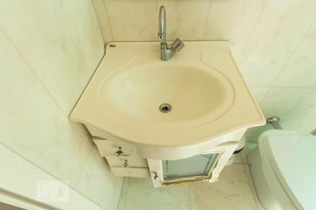 Casa à venda com 198m², 3 quartos e 2 vagas Casa à venda com 198m², 3 quartos e 2 vagasBanheiro