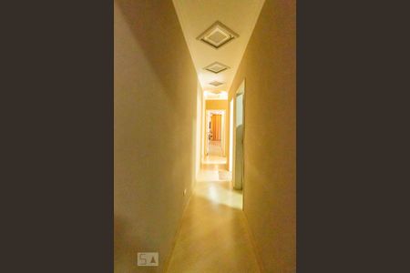 Casa à venda com 198m², 3 quartos e 2 vagas Casa à venda com 198m², 3 quartos e 2 vagasCorredor