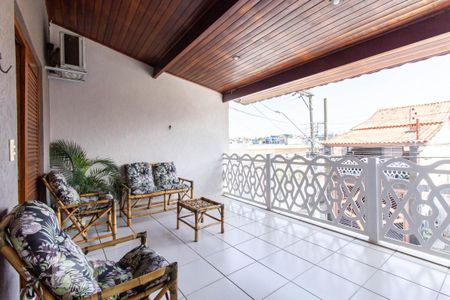 Casa à venda com 198m², 3 quartos e 2 vagas Casa à venda com 198m², 3 quartos e 2 vagasVaranda