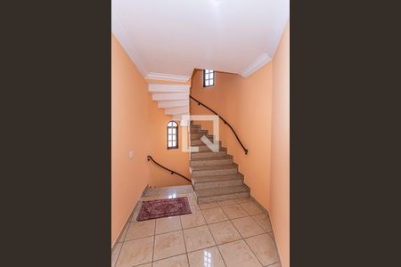 Casa à venda com 360m², 3 quartos e 8 vagas Casa à venda com 360m², 3 quartos e 8 vagasEscada