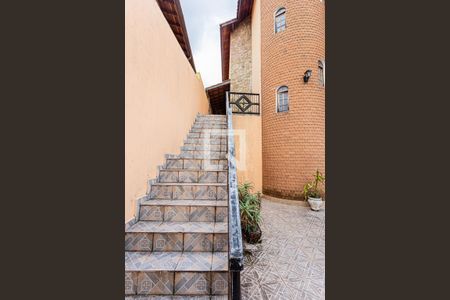 Casa à venda com 360m², 3 quartos e 8 vagas Casa à venda com 360m², 3 quartos e 8 vagasEscada externa