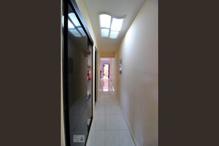 Casa à venda com 255m², 4 quartos e 5 vagasCorredor