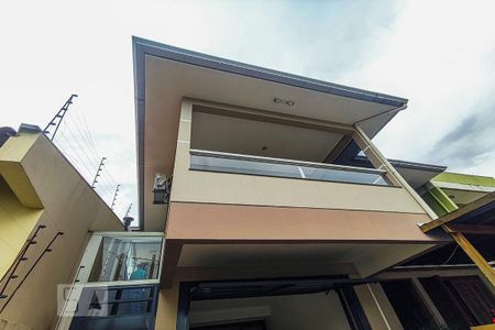 Casa à venda com 160m², 2 quartos e 2 vagas Casa à venda com 160m², 2 quartos e 2 vagasFachada